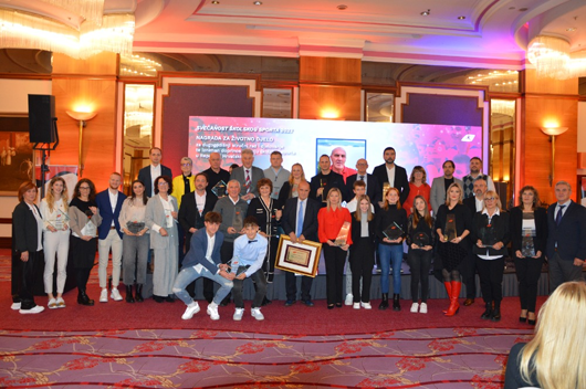 Vrijedna nagrada za doprinos kolskom sportu naoj uiteljici Mileni